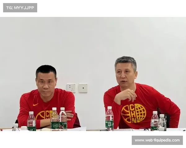 郭士强现场观战广东德比，考察球员状态。